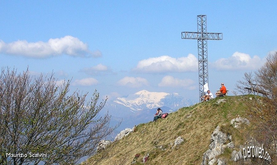 20 La vetta del Suchello. Sullo sfondo il Grignone.JPG